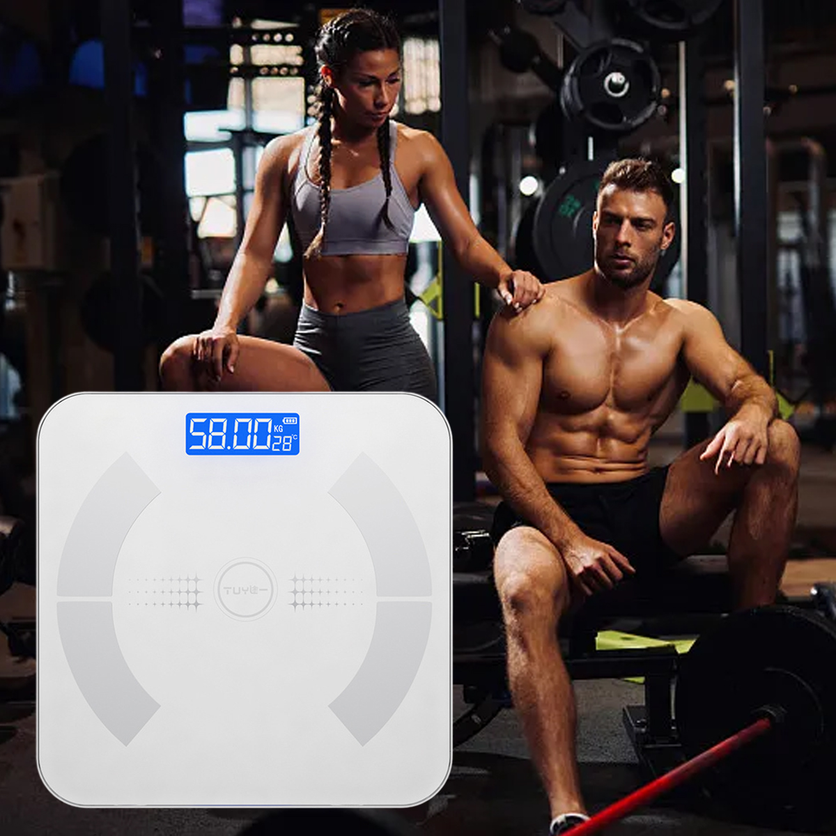 Eine Szene im Fitnessstudio zeigt eine Waage mit 58,00 kg. Eine Frau und ein Mann sind im Fitnessstudio. Die Frau legt ihre Hand auf die Schulter des Mannes.