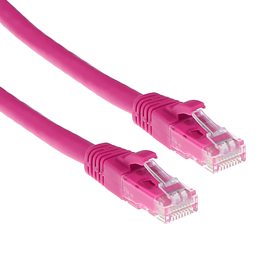 Dwa różowe kable Ethernet z przezroczystymi złączami. Kable są pochylone, na białym tle. Zbliżenie.