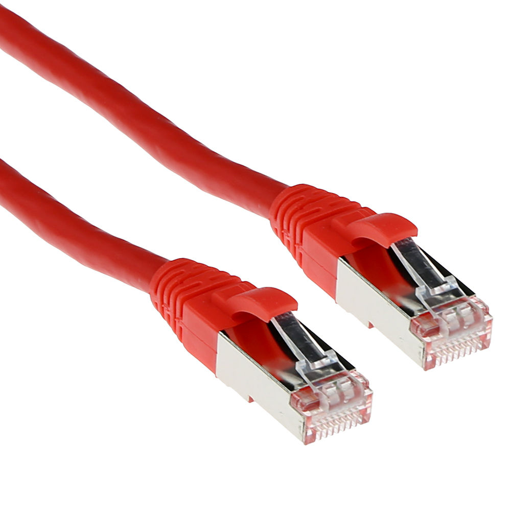 Zwei rote Ethernet-Kabel mit silbernen Steckern vor weißem Hintergrund.