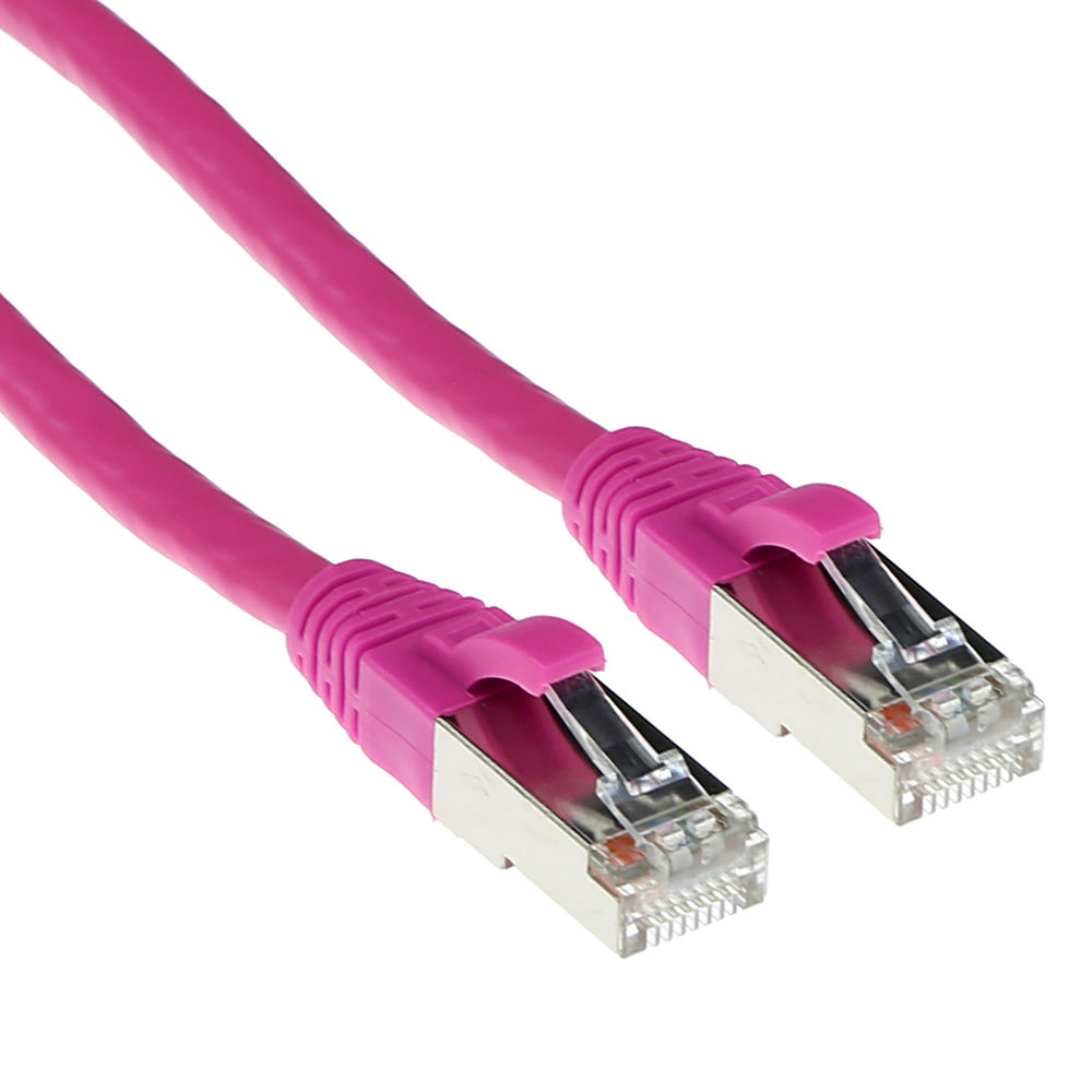 Due cavi Ethernet rosa con connettori argentati su sfondo bianco.