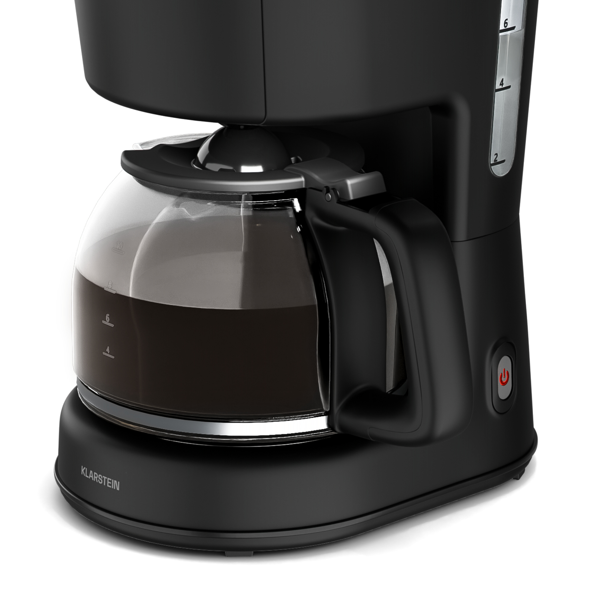 Schwarze Kaffeemaschine mit Glaskanne, gefüllt mit Kaffee. Der Power-Knopf ist rot. Marke ist Klarstein.