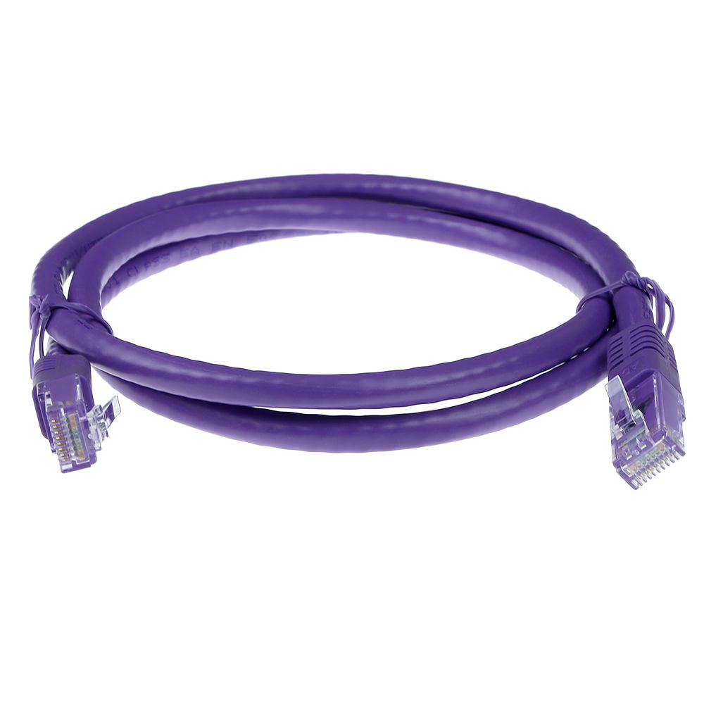 Ein violettes Ethernet-Kabel liegt auf weißem Grund. Das Kabel hat an jedem Ende Stecker.