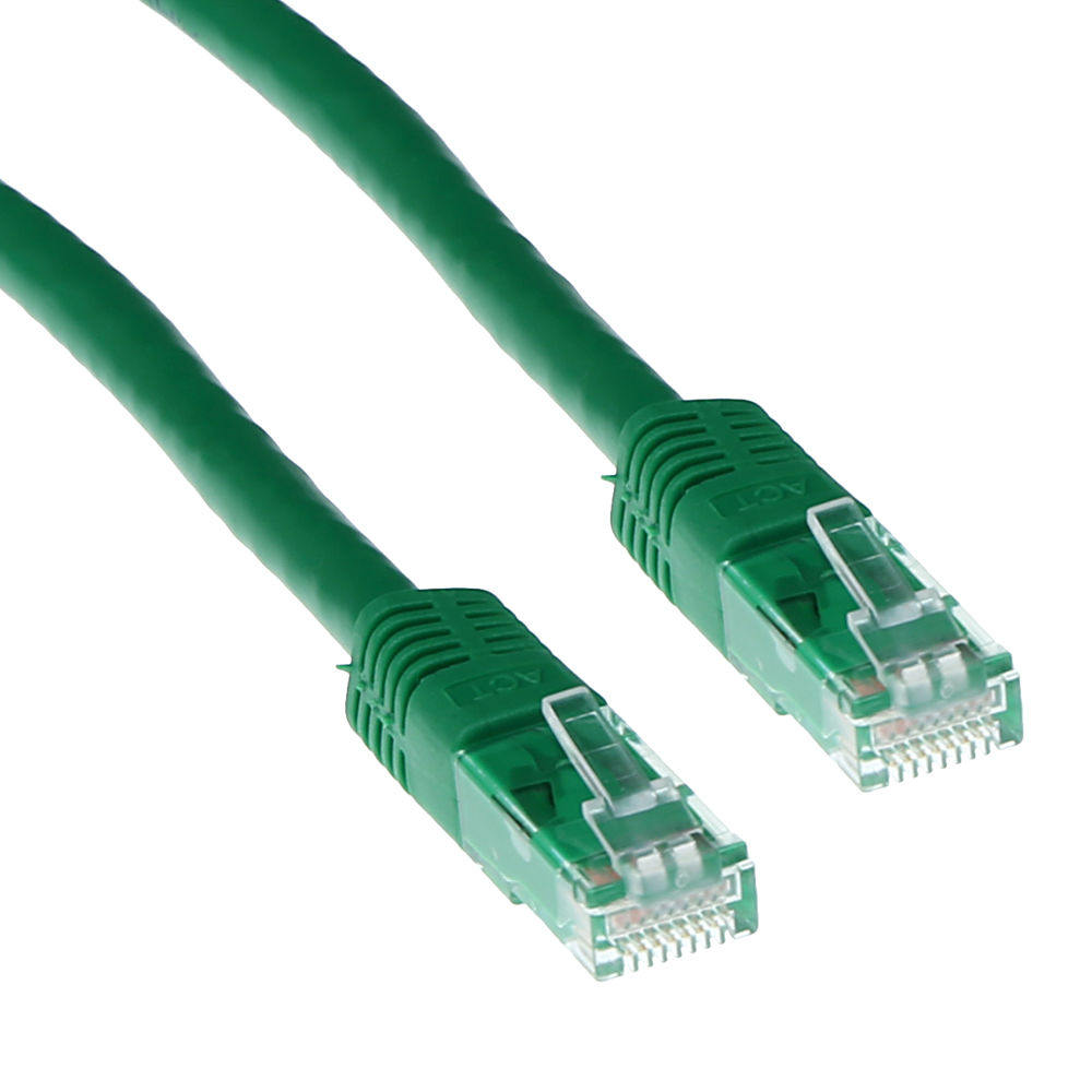 Zwei grüne Ethernet-Kabel mit durchsichtigen Kunststoffsteckern. Die Stecker haben kleine Stifte. Die Kabel sind auf weißem Hintergrund abgewinkelt.