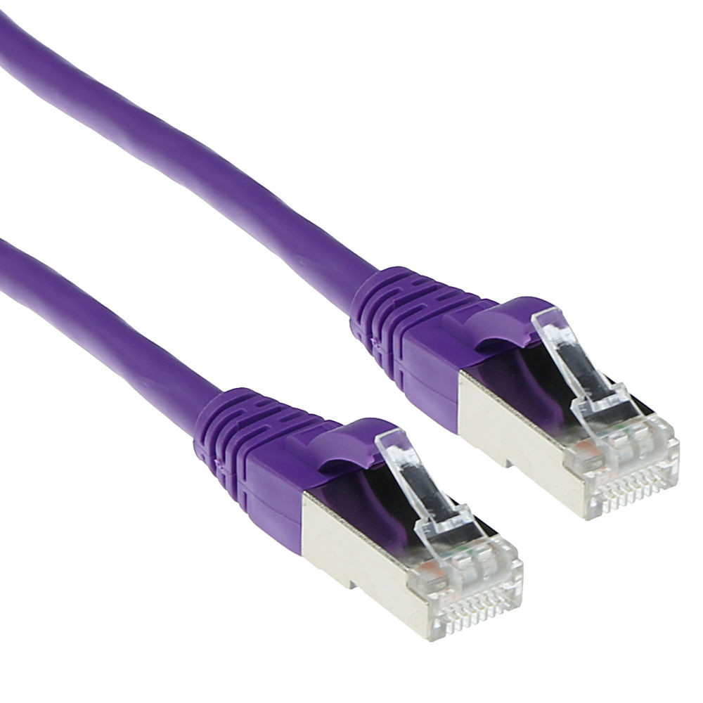 Twee paarse Ethernet-kabels met zilveren connectoren. De kabels staan schuin, waardoor de connectoren in detail te zien zijn op een witte achtergrond.