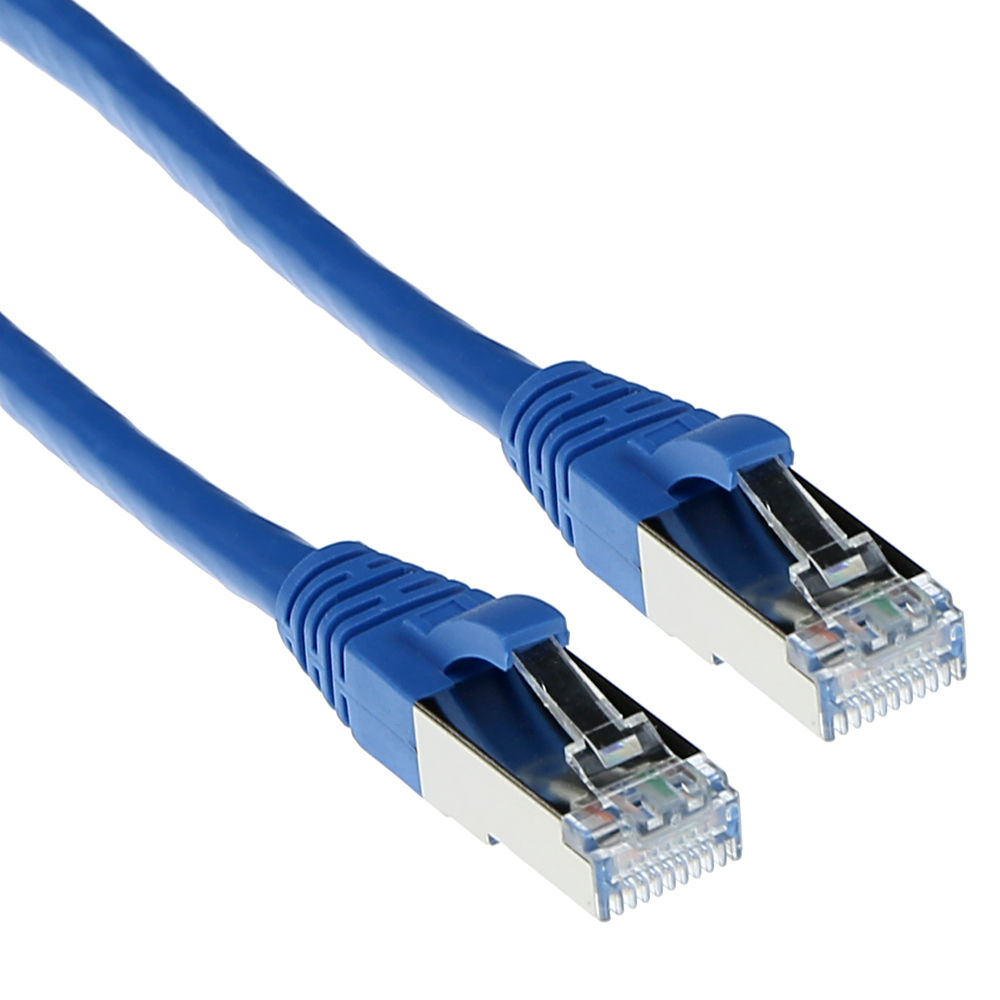 Deux câbles Ethernet bleus avec des connecteurs argentés. Les câbles sont inclinés, montrant les connecteurs au premier plan.