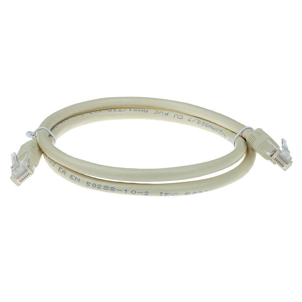 Beiges Ethernet-Kabel, in einer Schleife gebogen. Stecker an beiden Enden. Weißer Hintergrund.