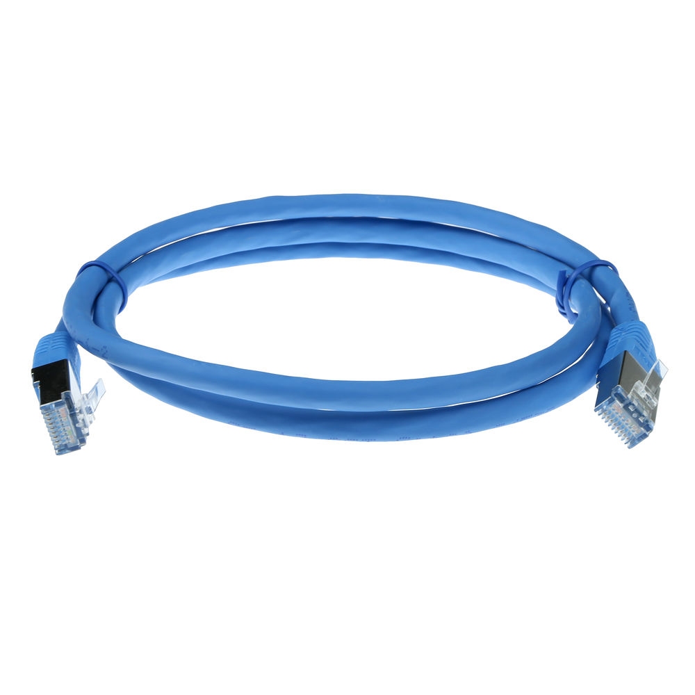 Ein blaues Ethernet-Kabel, in einer Schlaufe aufgerollt, mit Anschlüssen an jedem Ende, vor weißem Hintergrund.