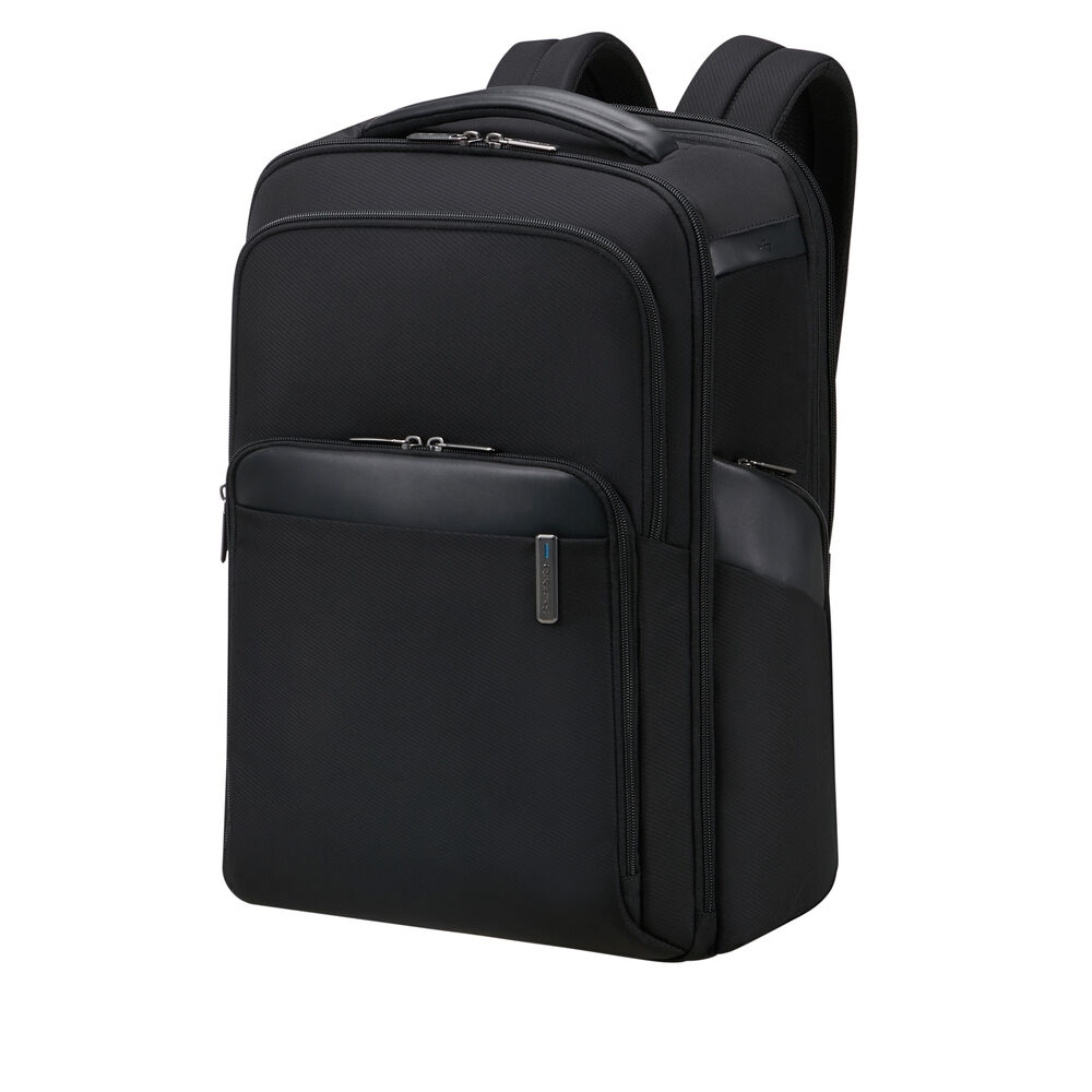 Ein schwarzer Rucksack mit mehreren Fächern, einem Griff und Schultergurten, vor weißem Hintergrund.