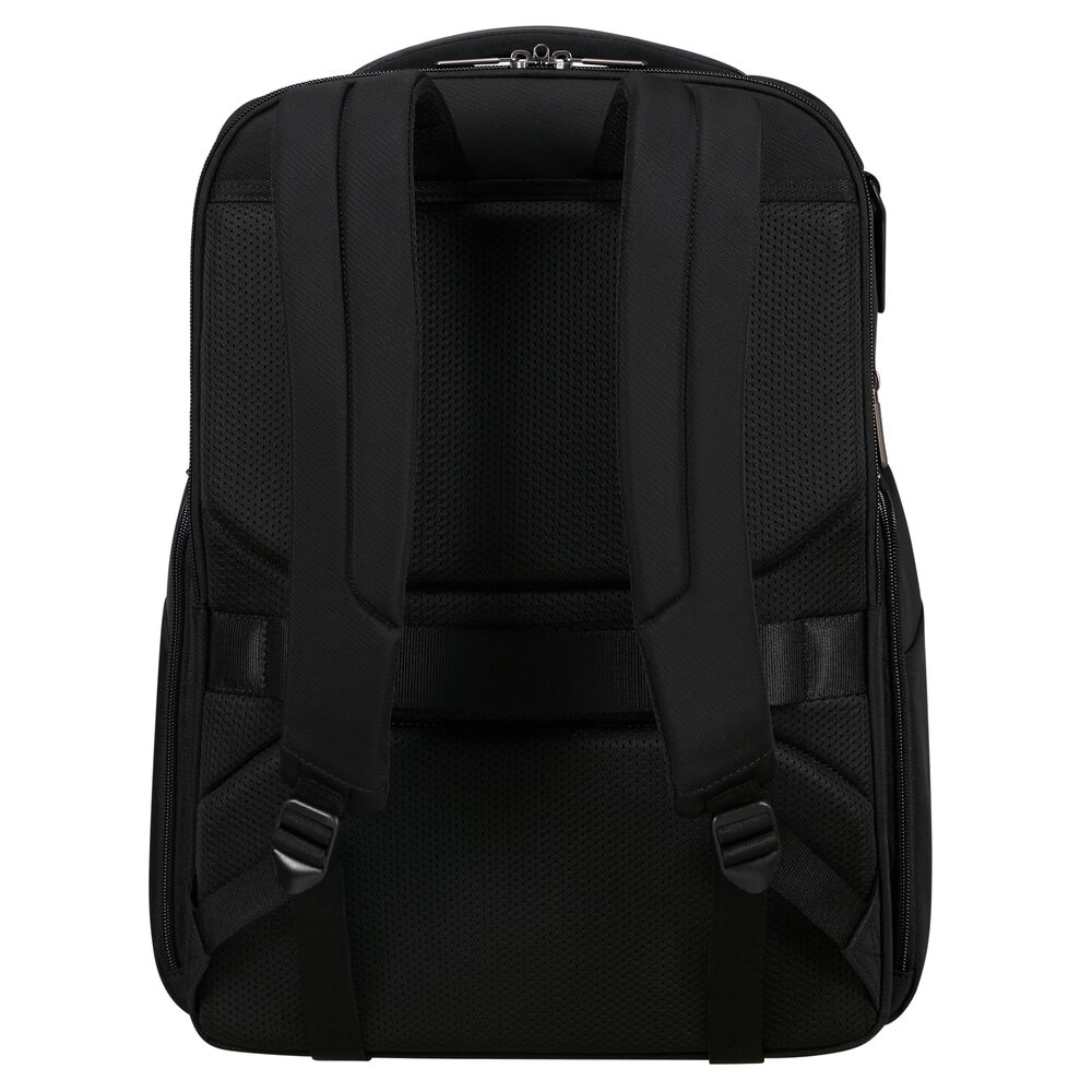 Ein schwarzer Rucksack mit gepolsterten Schultergurten und einem Mesh-Rückenteil. Reißverschlüsse sind an den Seiten sichtbar. Der Rucksack steht vor einem weißen Hintergrund.