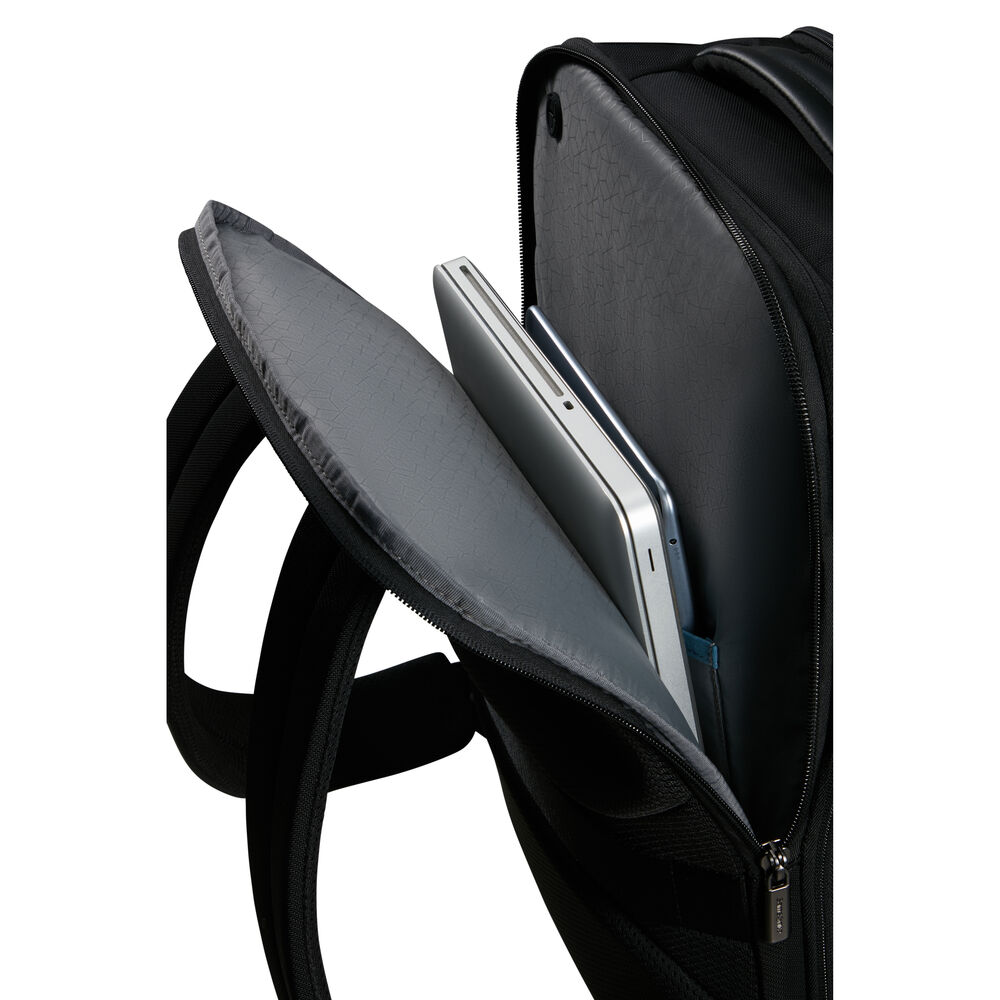 Ein schwarzer Rucksack mit offenem Fach, das einen silbernen Laptop enthält. Das Innere der Tasche ist grau.