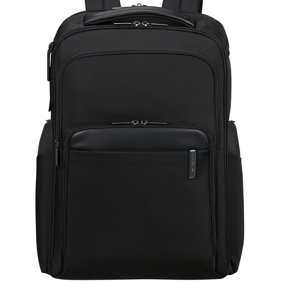 Ein schwarzer Rucksack mit mehreren Fächern und Reißverschlüssen. Er hat einen Griff oben und das Samsonite-Logo auf der Vorderseite.