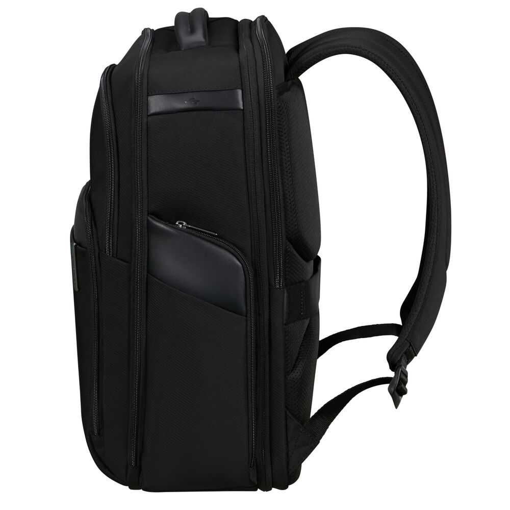 Seitenansicht eines schwarzen Rucksacks mit mehreren Fächern, Reißverschlüssen und gepolsterten Schultergurten. Der Hintergrund ist weiß.