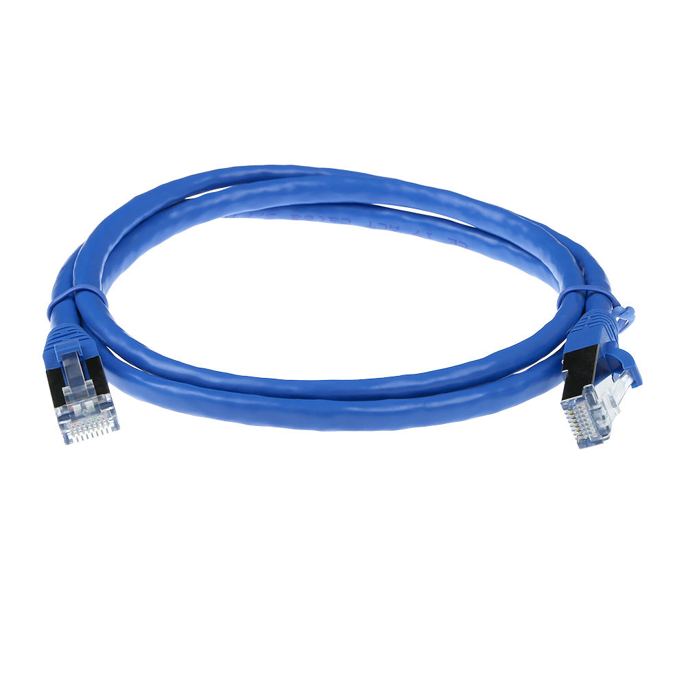 Un câble Ethernet bleu, enroulé en boucle. Les deux extrémités ont des connecteurs RJ45. Le fond est blanc.