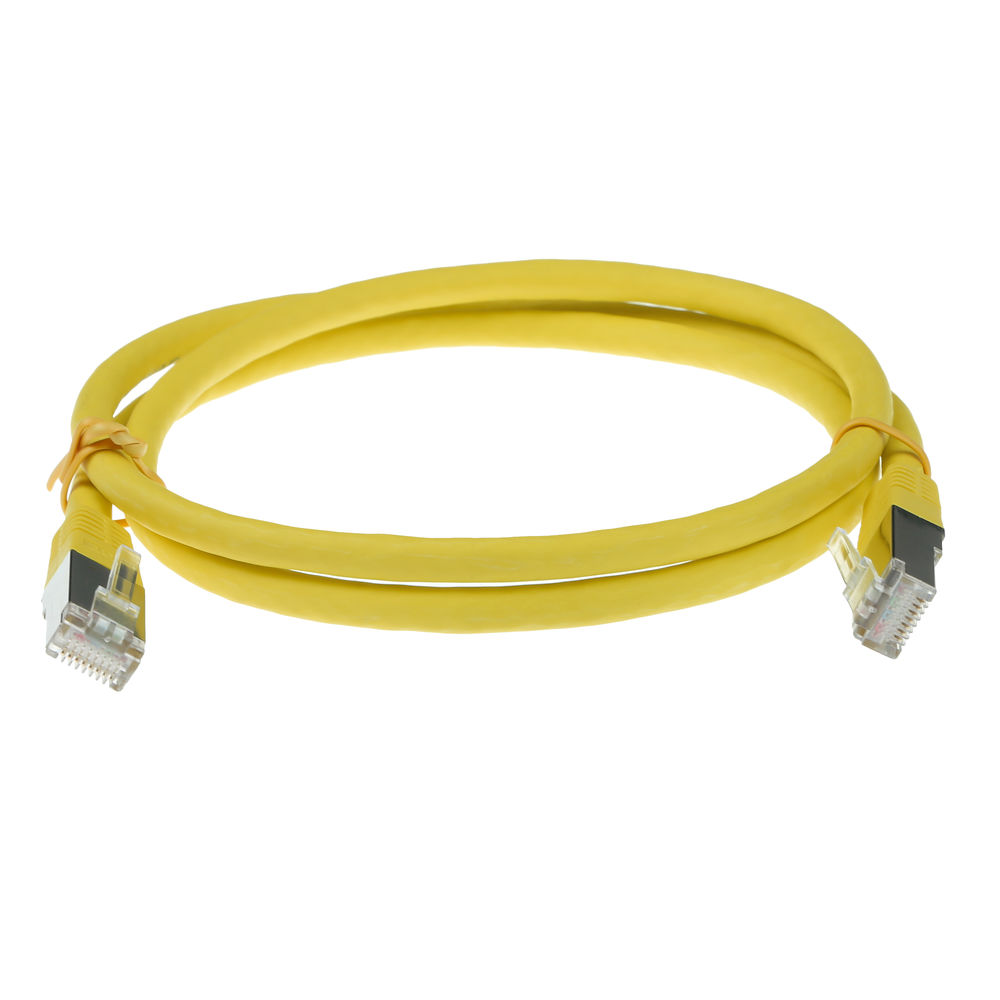 Ein gelbes Ethernet-Kabel, aufgerollt, mit Anschlüssen an beiden Enden. Mit einem Gummiband befestigt. Isoliert auf weißem Hintergrund.