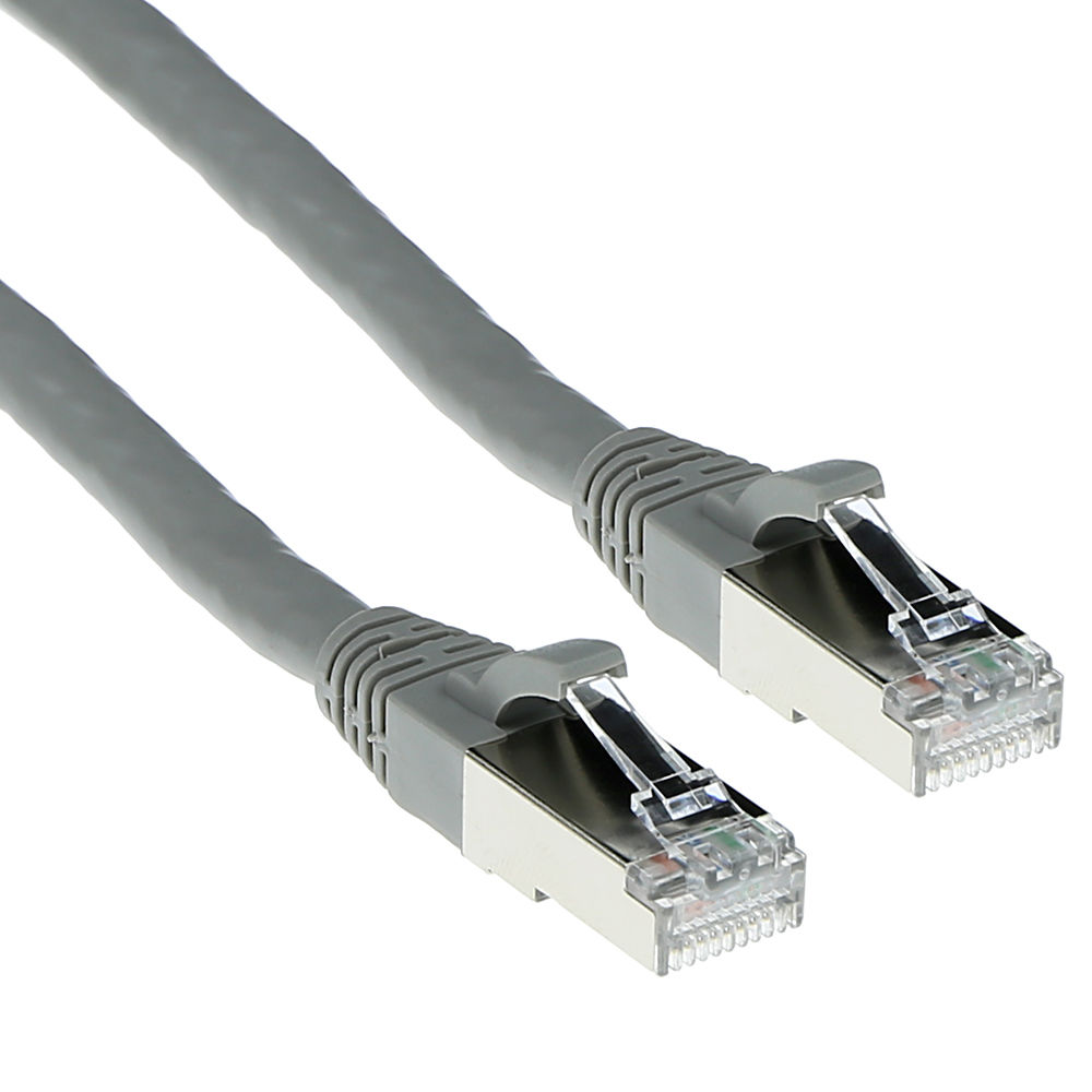 Due cavi Ethernet grigi con connettori argentati. Sono su sfondo bianco. I connettori sono trasparenti.