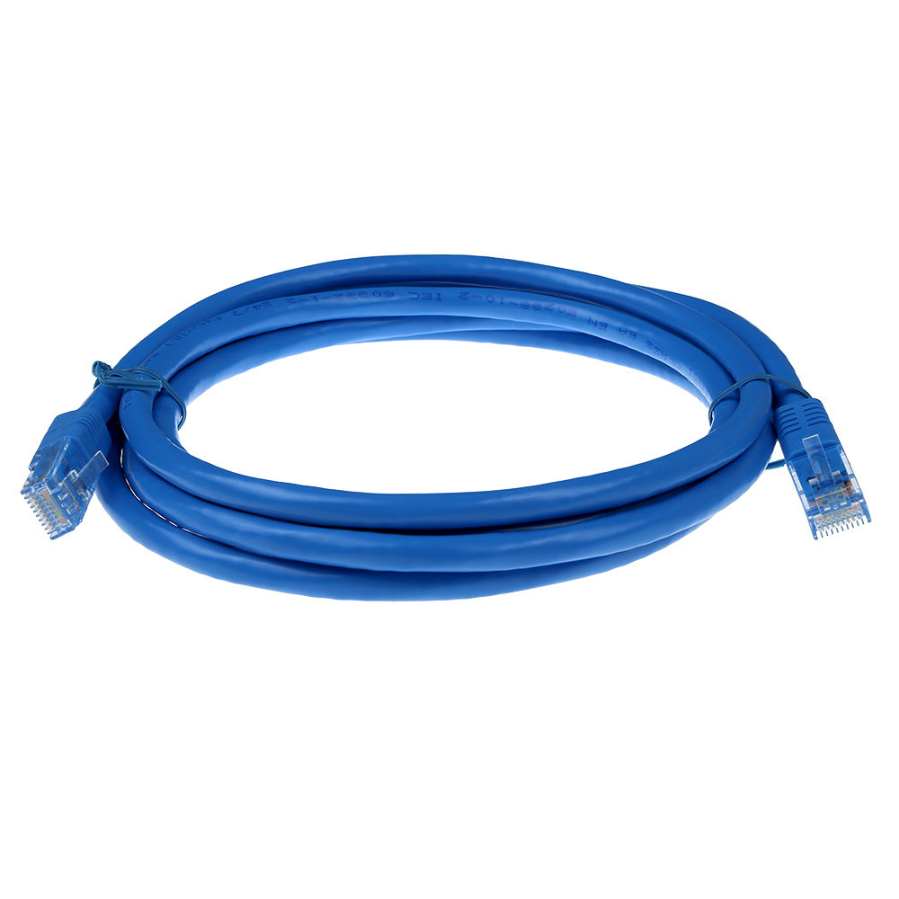 Ein blaues Ethernet-Kabel mit Steckern an jedem Ende, auf weißem Hintergrund.