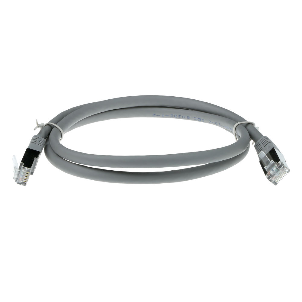 Ein graues Ethernet-Kabel liegt auf weißem Hintergrund. Es hat an beiden Enden Anschlüsse. Das Kabel ist beschriftet.