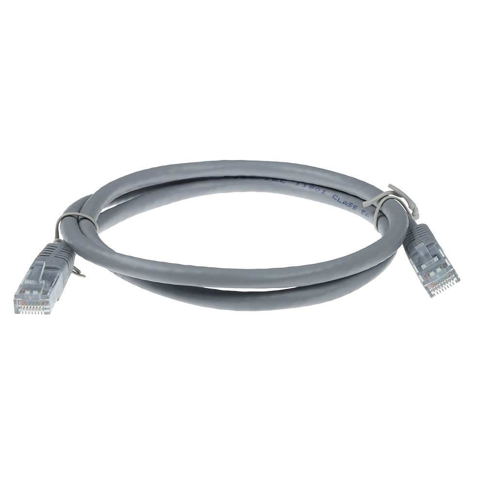 Ein graues Ethernet-Kabel in einer Schleife. An jedem Ende sind zwei durchsichtige RJ45-Stecker vor weißem Hintergrund zu sehen.