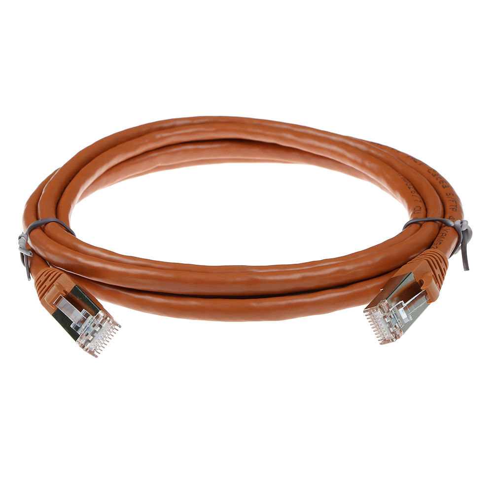 Un cavo Ethernet arancione arrotolato ad anello. Due connettori sono visibili a ciascuna estremità. Lo sfondo è bianco.