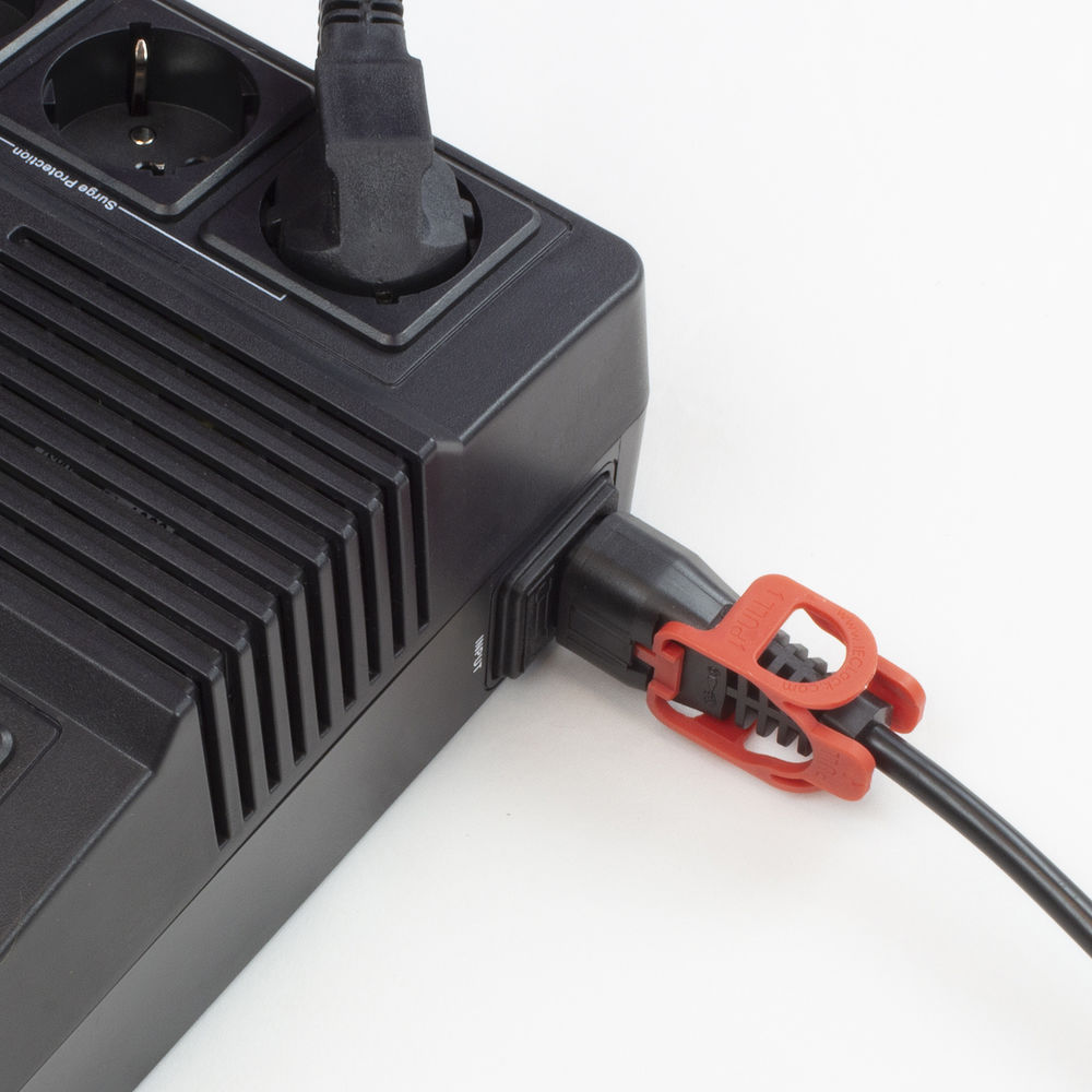 Eine schwarze Steckdosenleiste mit angeschlossenem Netzkabel. Ein roter Clip ist am Kabel befestigt, um es leichter zu entfernen. Weißer Hintergrund.