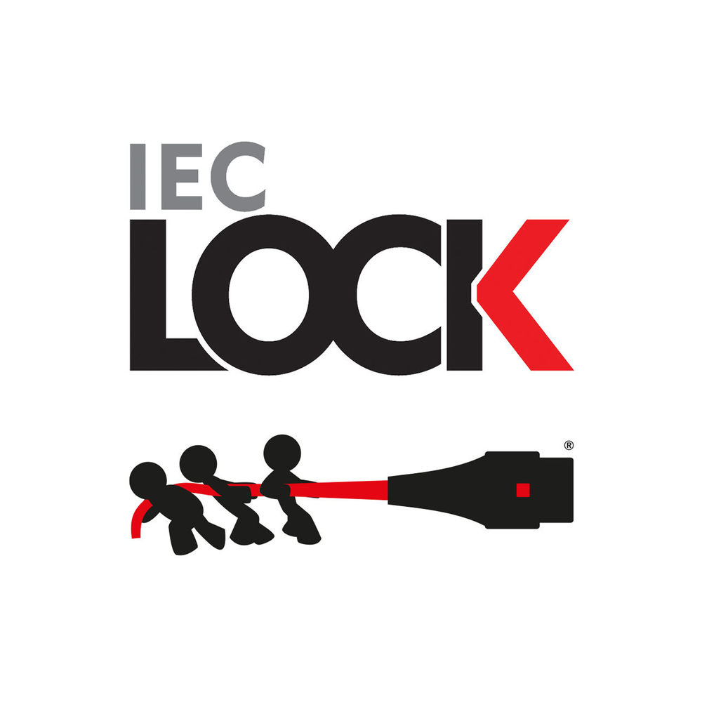 Das IEC Lock-Logo. Schwarzer Text 'LOCK' mit rotem 'K'. Drei Strichmännchen ziehen ein rotes Kabel zu einem schwarzen Stecker.