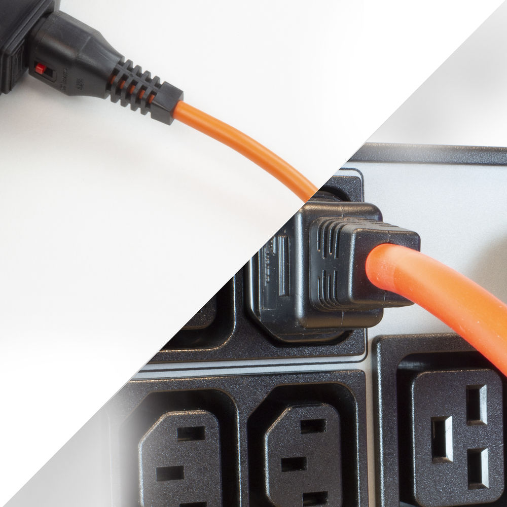 Ein orangefarbenes Netzkabel, das in eine schwarze Steckdose gesteckt wird. Das andere Ende des Kabels ist mit einem schwarzen Gerät verbunden, auf weißem Hintergrund.