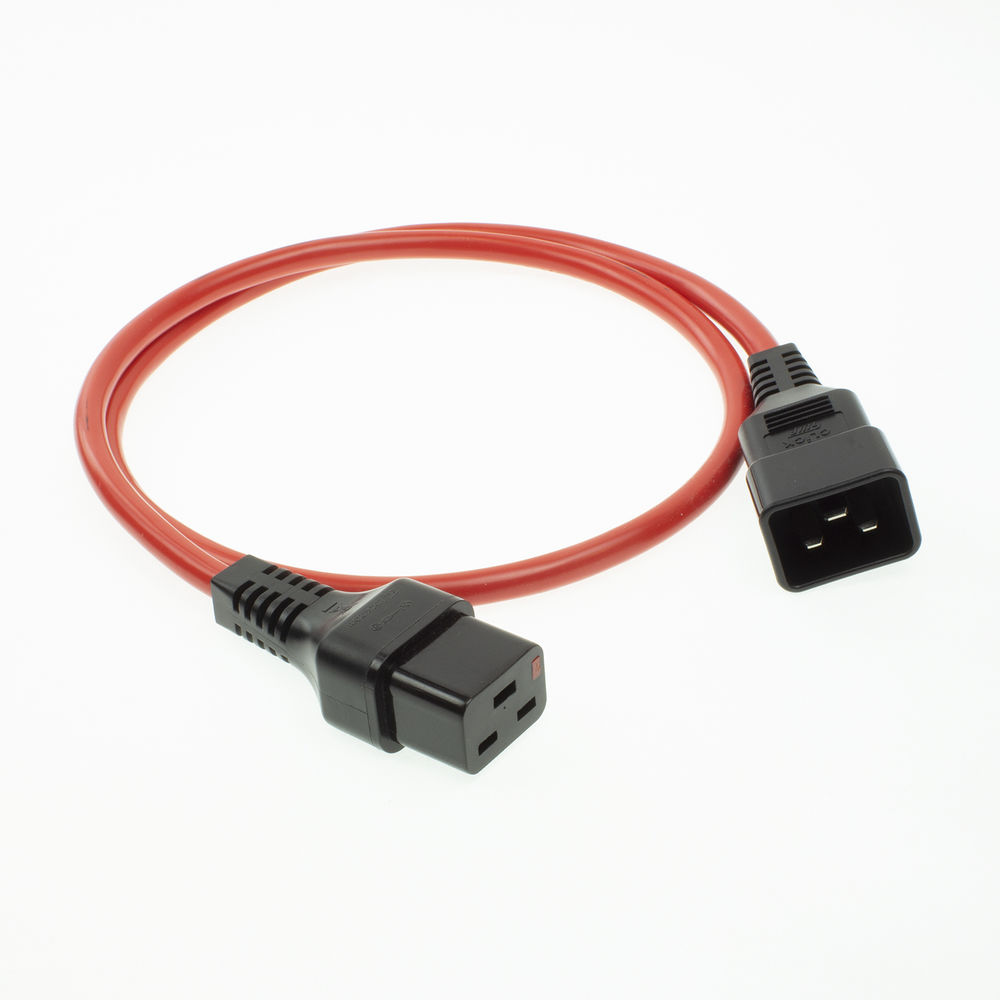 Ein rotes Netzkabel mit schwarzen Steckern auf weißem Hintergrund. Das Kabel ist kreisförmig gebogen.