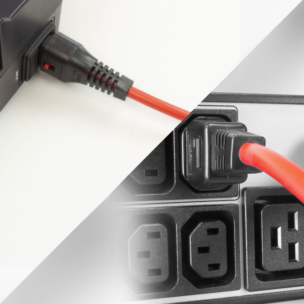Schwarzes Netzkabel in ein schwarzes Gerät gesteckt, rotes Kabel führt zu einem anderen Gerät mit mehreren Steckdosen.