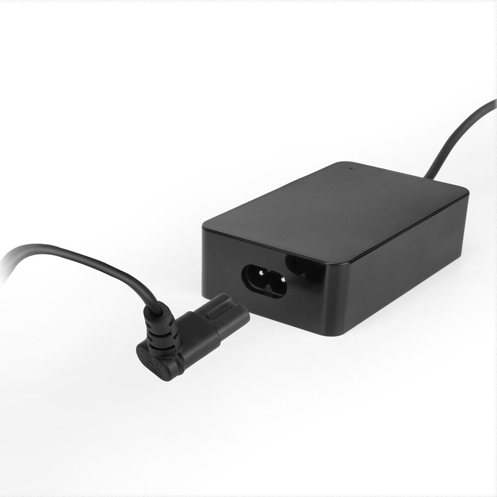 Ein schwarzes Netzteil mit rechteckigem Gehäuse und angeschlossenem Kabel. Das Kabel hat einen Stecker. Weißer Hintergrund.