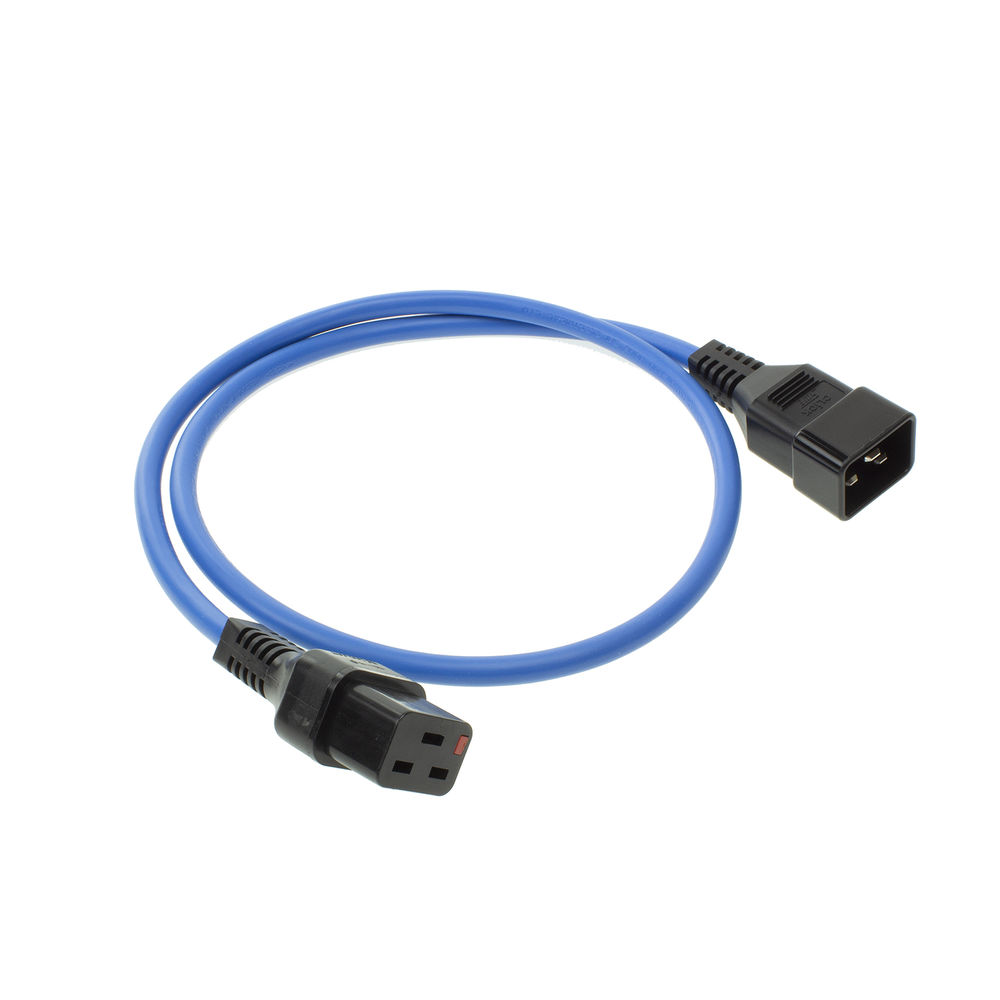 Ein blaues Netzkabel mit schwarzen Steckern auf weißem Hintergrund. Das Kabel ist geschlauft.