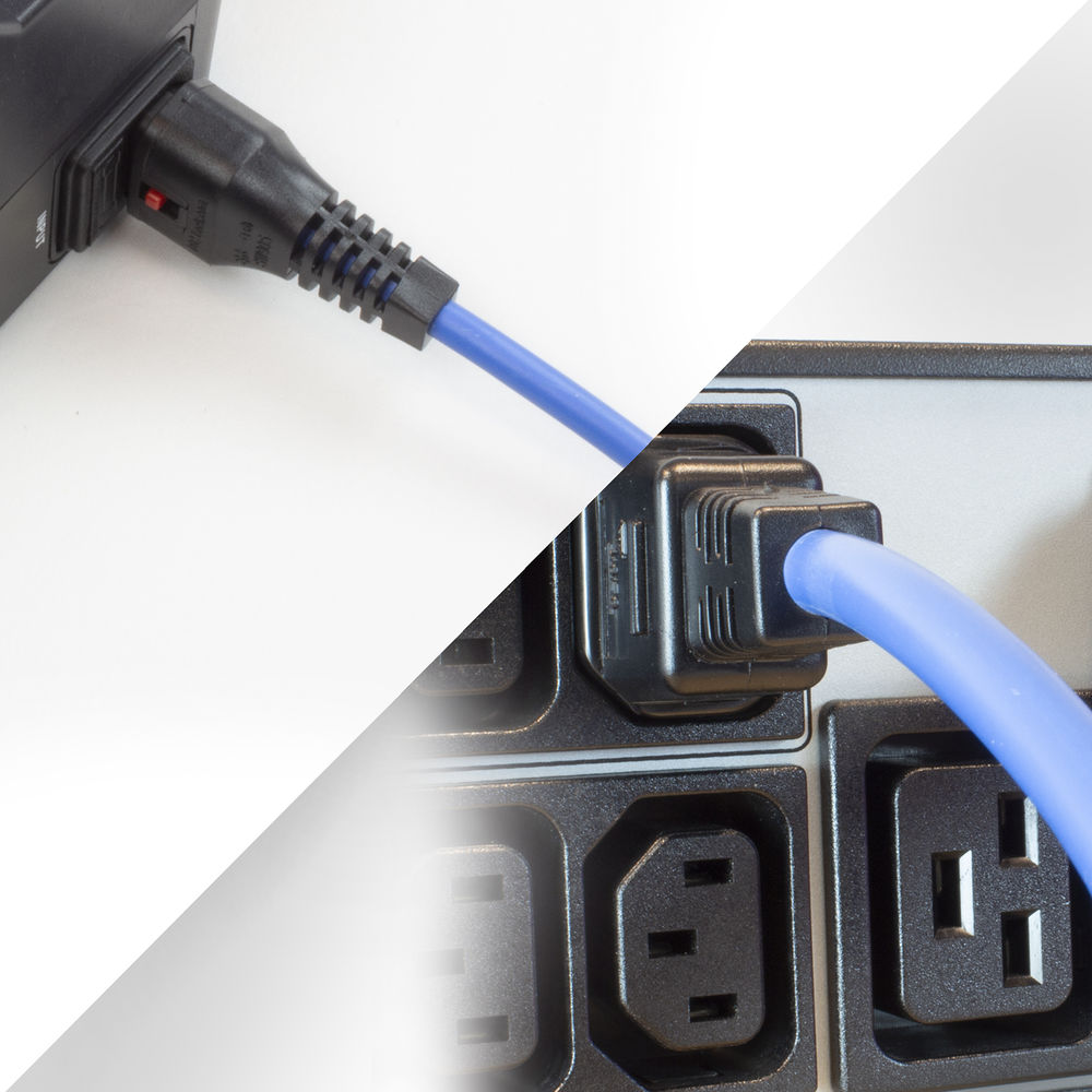 Schwarze Netzkabel, die in schwarze Steckdosen an einem silbernen Gerät gesteckt sind. Blaues Kabel verbindet die beiden Geräte.