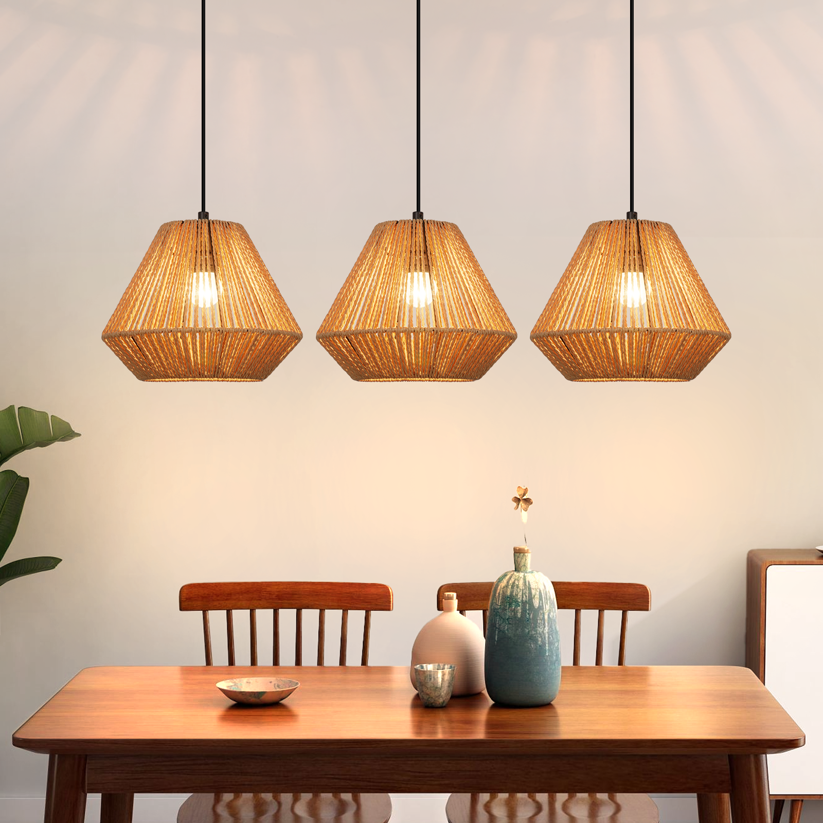 Tres lámparas colgantes sobre una mesa de madera. Las luces son tejidas y la mesa tiene adornos. Dos sillas y un armario.