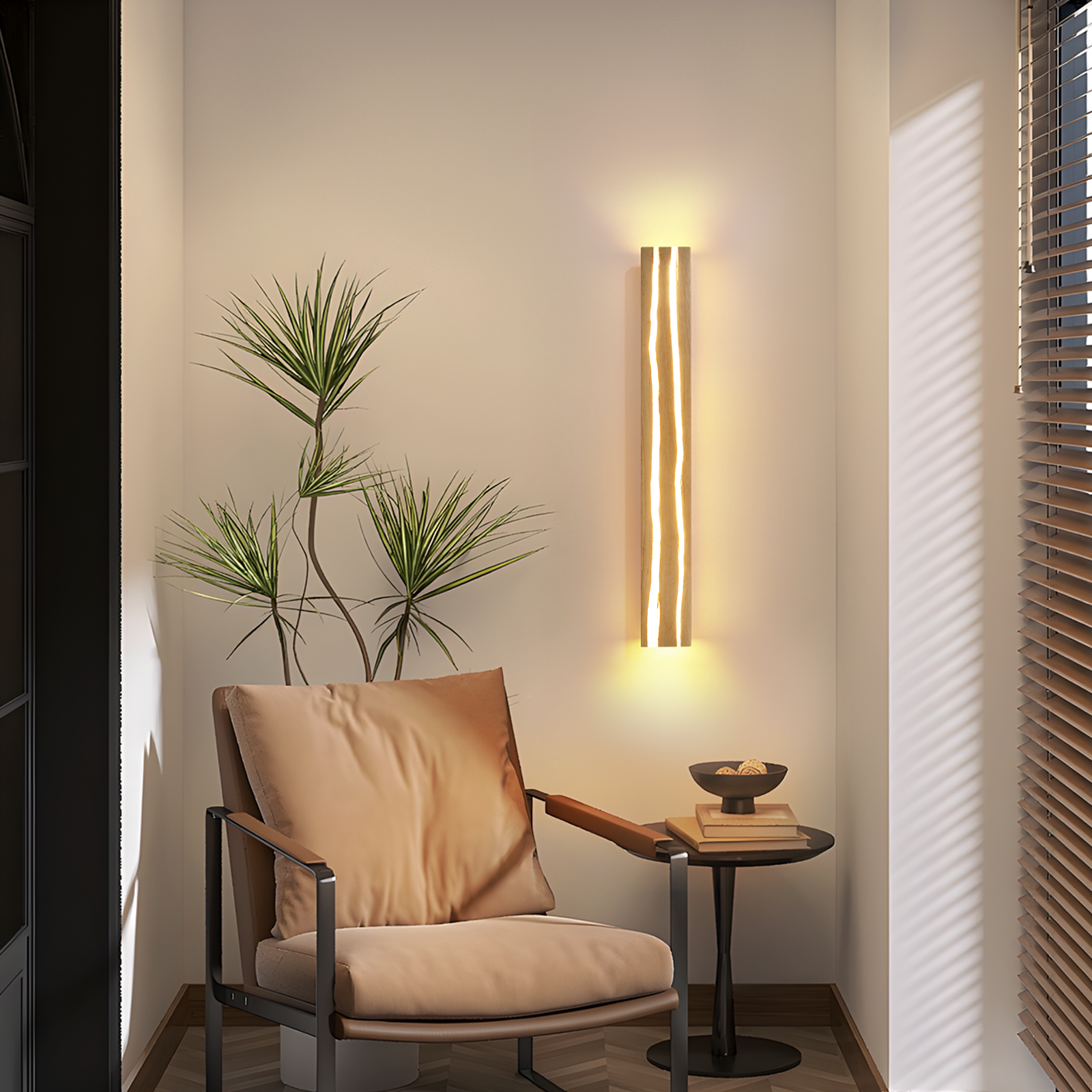 Un interno moderno con sedia, pianta, tavolino e lampada in legno a parete. Persiane visibili.