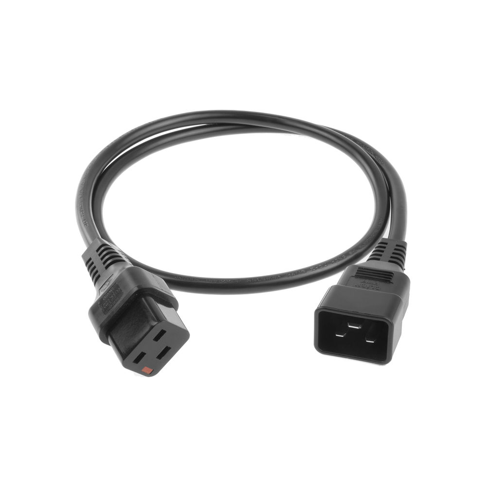 Ein schwarzes Netzkabel mit zwei Steckern. Das Kabel bildet eine Schlaufe. An jedem Ende befinden sich Stecker, einer mit drei Löchern.