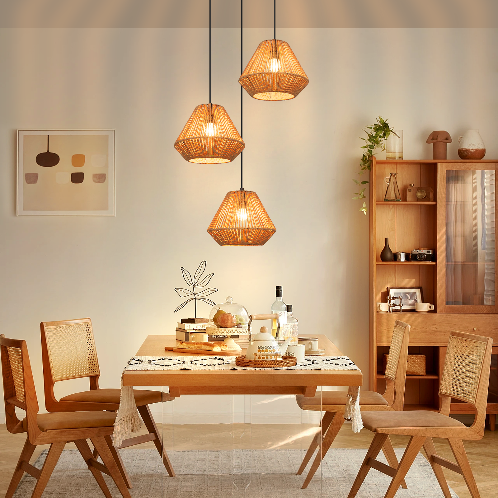 Comedor con tres lámparas colgantes, mesa de madera, sillas, un mueble y obras de arte. Una escena cálida y acogedora.