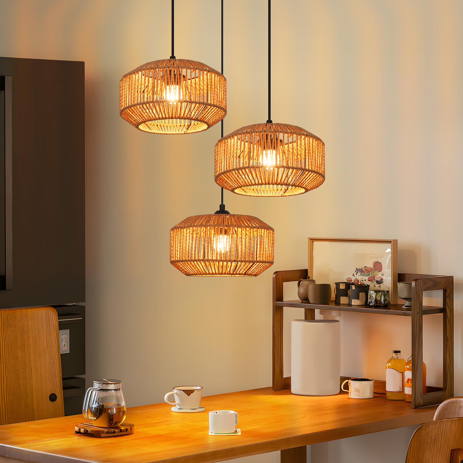 Drei Korblampen hängen über einem Holztisch, Teegeschirr und Tassen sind aufgestellt. Ein Holzregal hält Dekorationen.