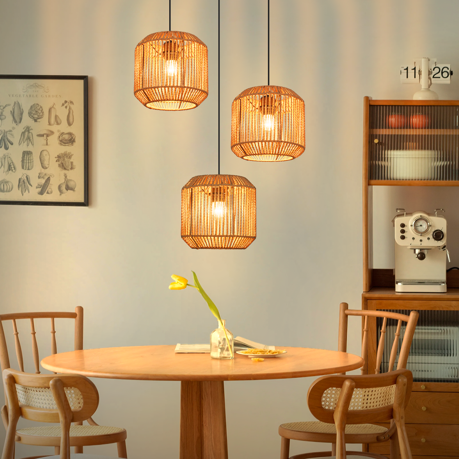 Jadalnia z trzema lampami wiszącymi, stołem z krzesłami i szafką ze sprzętem kuchennym.