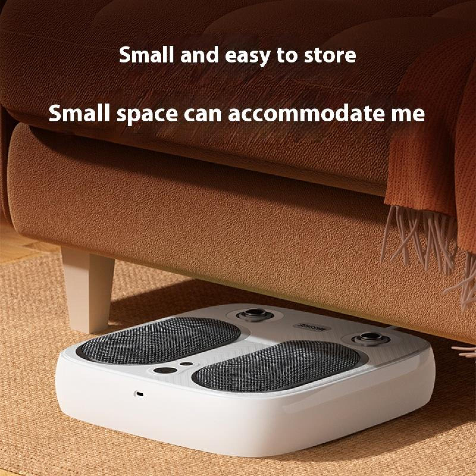 Ein weißes Fußmassagegerät steht unter einem braunen Sofa. Das Gerät hat zwei strukturierte Bereiche.