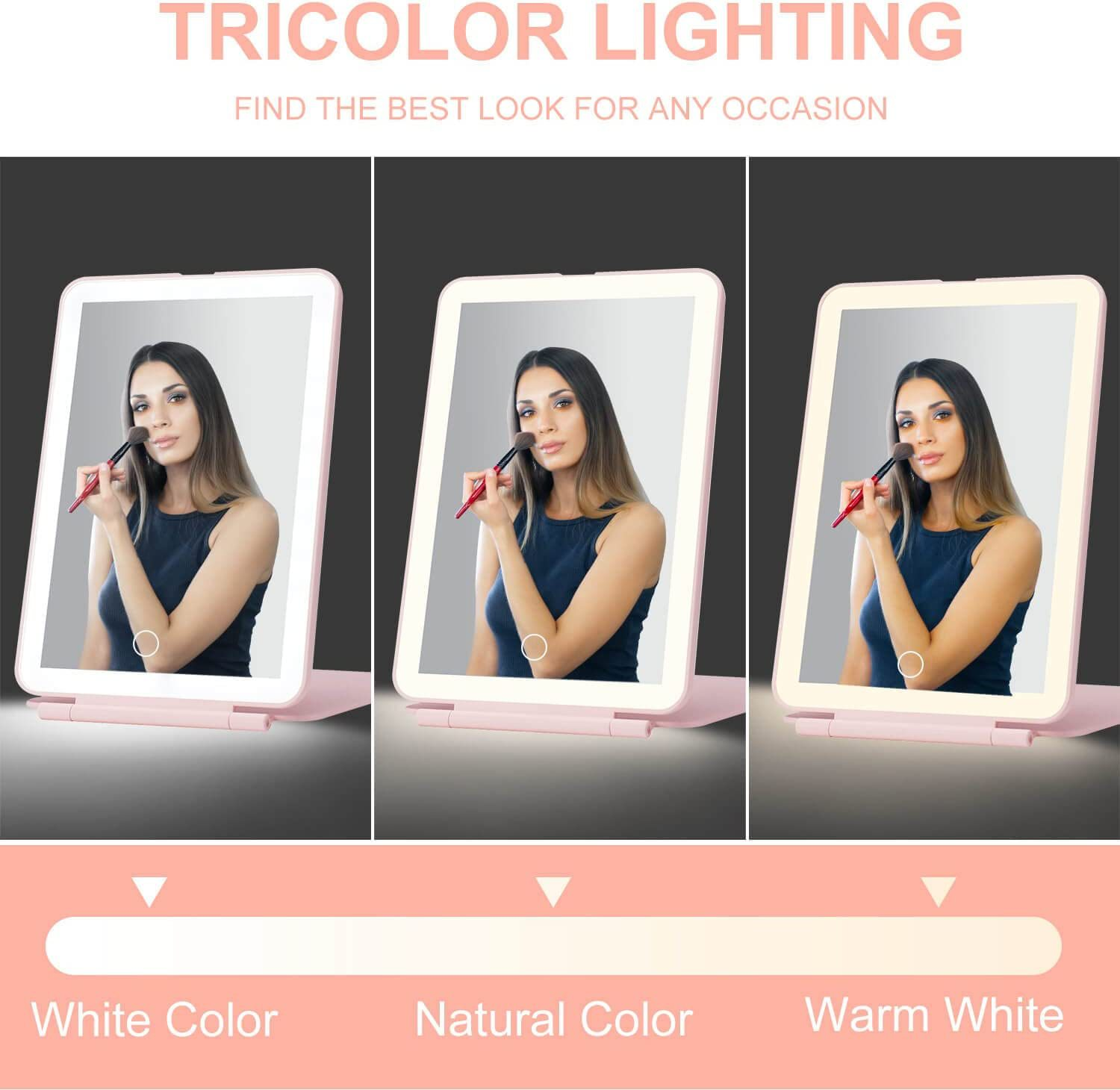 Eine Frau schminkt sich in drei beleuchteten Spiegeln. Die Spiegel zeigen weiße, natürliche und warmweiße Beleuchtungsoptionen. Text lautet 'TRICOLOR LIGHTING'.