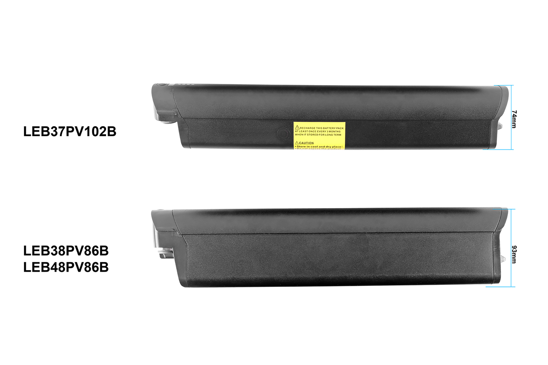 Zwei schwarze, rechteckige Akkus mit Etiketten und Maßangaben, 74 mm und 93 mm. Text enthält Modellnummern.