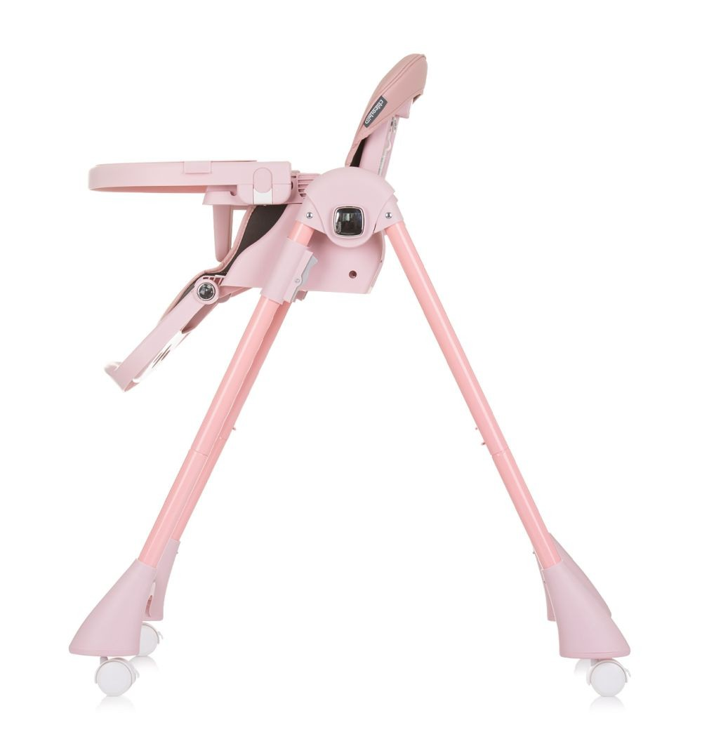 Ein rosa Hochstuhl mit Tablett, Beinen und Rädern. Er steht vor einem weißen Hintergrund.