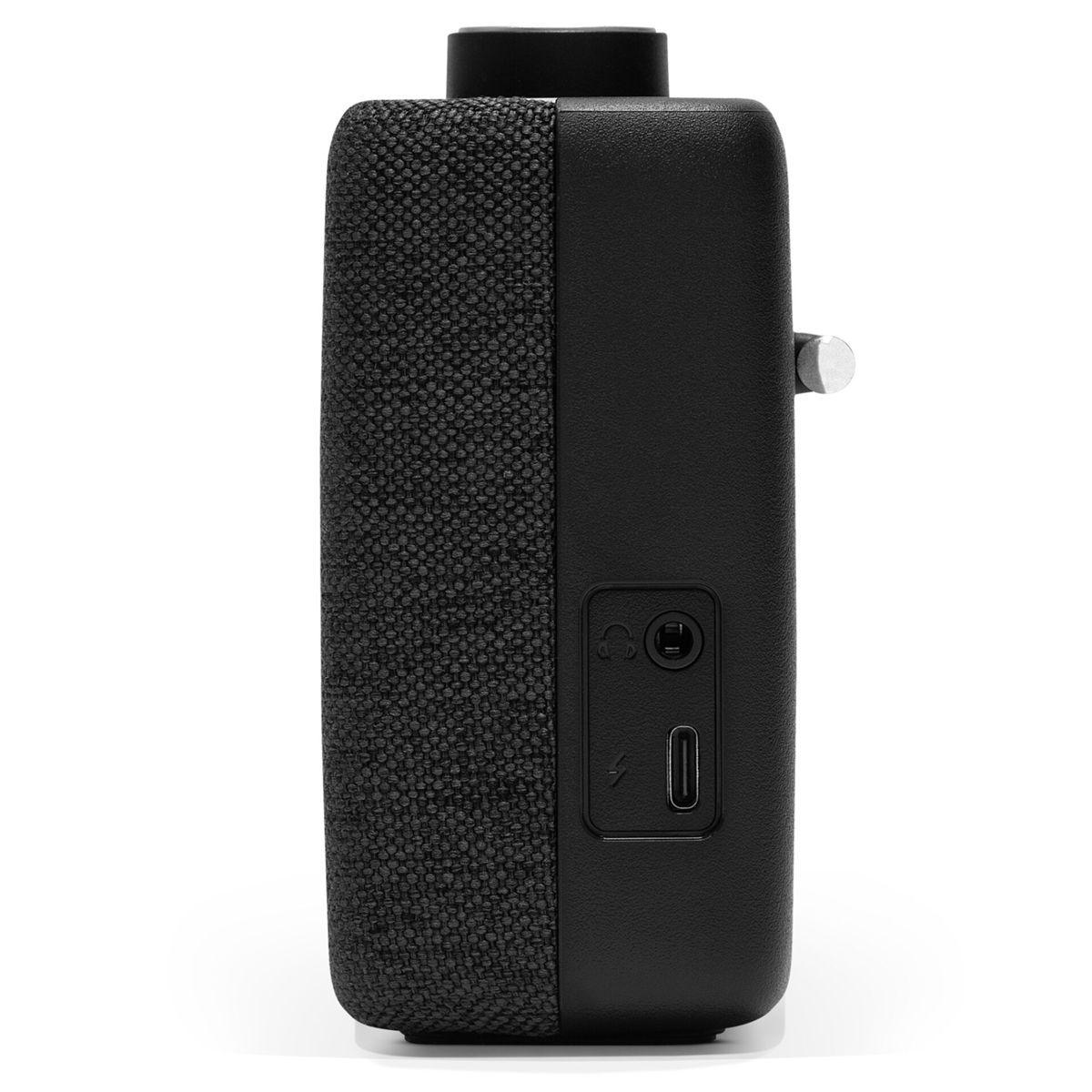Schwarzer rechteckiger Lautsprecher mit strukturierter Stoffseite, Kopfhöreranschluss, USB-C-Anschluss und silbernem Knopf. Oben ein schwarzer Zylinder.