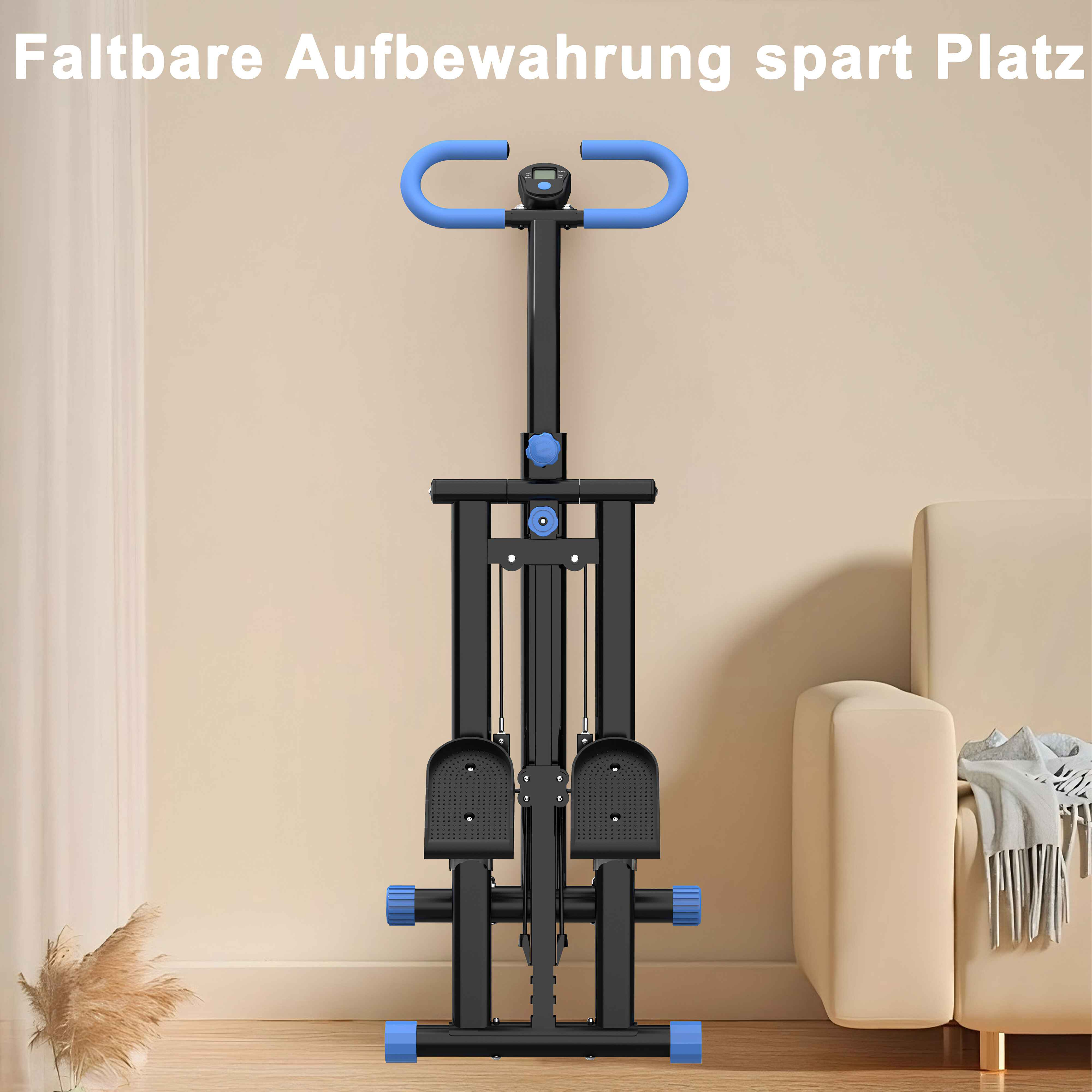 Ein schwarz-blaues Trainingsgerät steht vor einer beigefarbenen Wand. Rechts ist ein beiges Sofa.