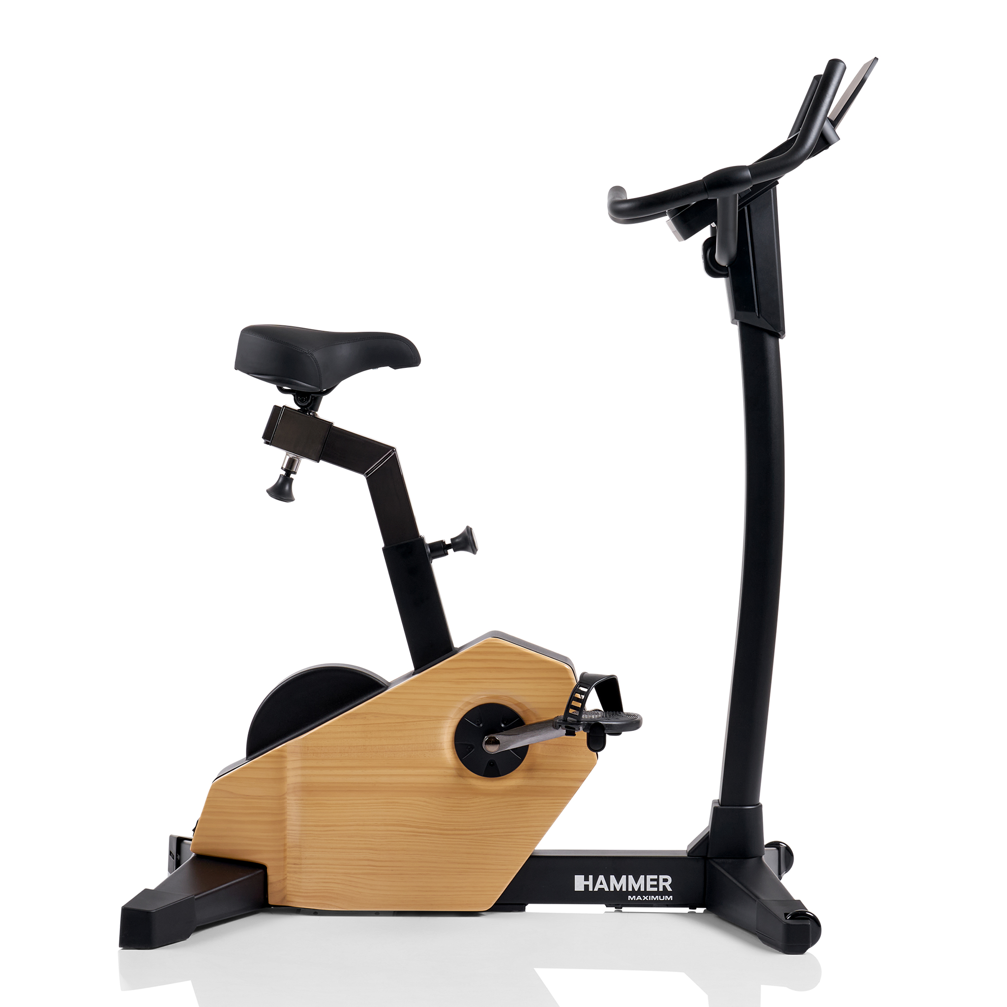Stationäres Trainingsfahrrad. Schwarzer Rahmen mit Holzoptik. Schwarzer Sattel und Lenker. Weißer Hintergrund.