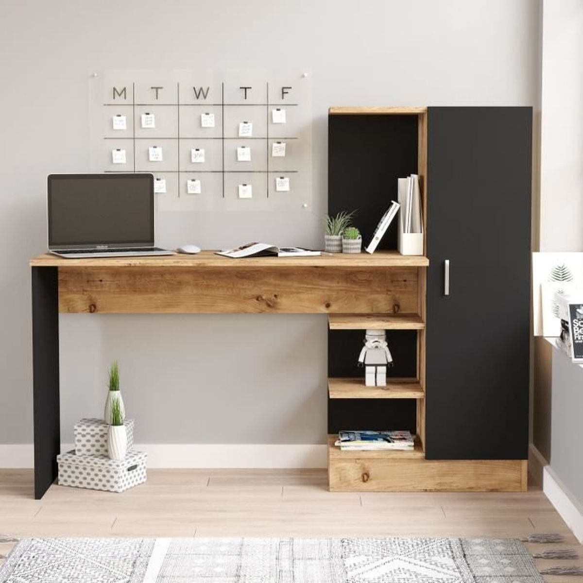 Ein moderner Schreibtisch mit Laptop, Kalender und Stauraum. Holzschreibtisch mit schwarzen Beinen, schwarzem Schrank und Kalender.