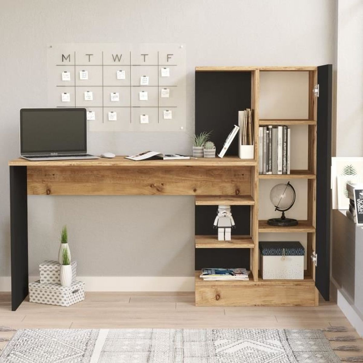 Ein Holzschreibtisch mit Laptop, Kalender und Bücherregal. Auf dem Regal steht eine Star-Wars-Figur. Auf dem Boden liegt ein gemusterter Teppich.