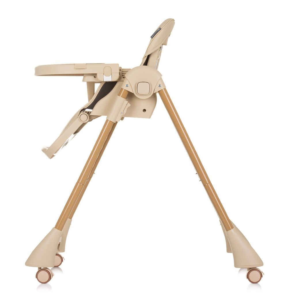 Beiger Hochstuhl mit Holzbeinen, Tablett und Rädern. Seitenansicht, vor weißem Hintergrund.