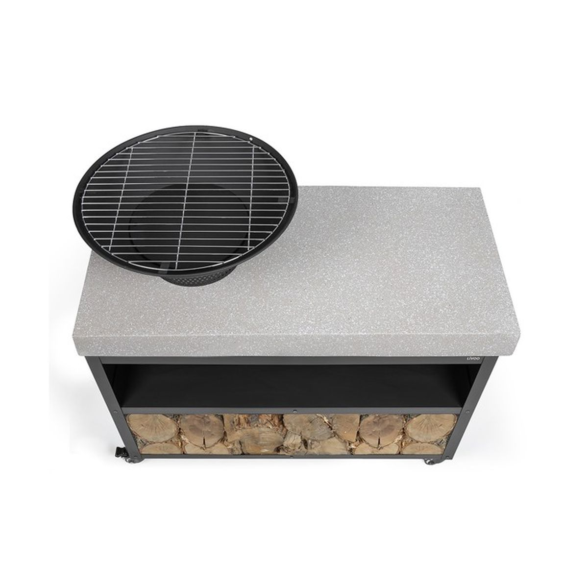 Ein Grill steht auf einem grauen Tisch. Darunter befindet sich ein Regal mit Brennholz. Der Grill hat einen schwarzen Rost und eine runde Form.
