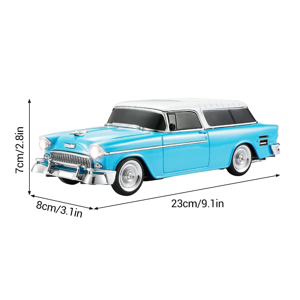 Ein blau-weißes Spielzeugauto, ein klassischer Kombi. Die Abmessungen sind angegeben: 23 cm lang, 8 cm breit und 7 cm hoch.