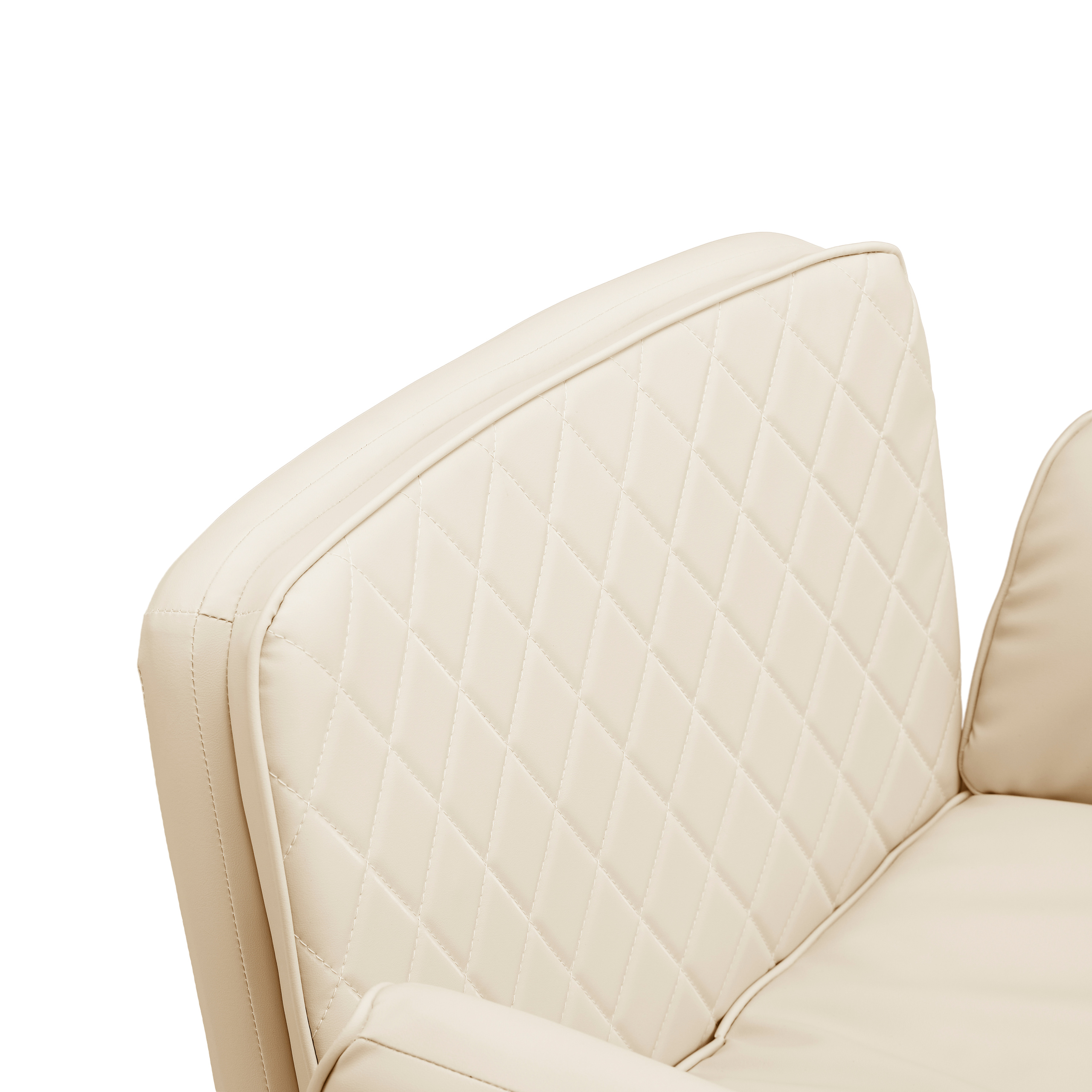 Nahaufnahme einer cremefarbenen Leder-Sofa-Armlehne mit Diamantsteppung auf weißem Hintergrund.